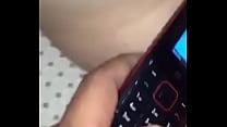 le meten el telefono teen masturbate whit a phone