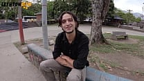 Convenciendo a una chica cerca de la estacion de bus para que grabemos Convenciendo a una chica cerca de la estacion de bus para que grabemos