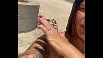 Casada chamando aten ccedil  atilde o na praia com Biqu iacute ni socado