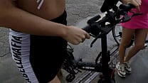 Duas gostosas pedalando semcalcinha na chuva Barbara Alves Pernocas