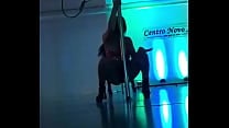 Diosa argenta con otro pole dance