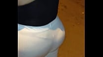 MADURA CULONA EN HILO EN LA CALLE CON LEGGINS TRANSPARENTES MADURA CULONA EN HILO EN LA CALLE CON LEGGINS TRANSPARENTES
