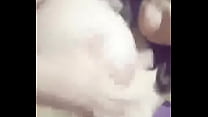 Apretando y golpeando mis tetas Apretando y golpeando mis tetas
