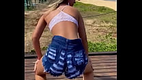 sofia dancando na praia