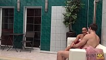 HUNT4K Aventuras sexuales en una piscina privada