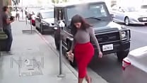 Video Kim Kardashian B tt Too Big For Her Tight Skirt Can 039 t Get Out Of Her C