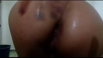 Me quedo aburrida en casa y mi novio me convence de abrirme mi culo