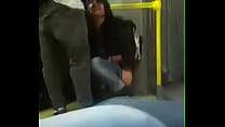Mujer se orina en el transmilenio bus de bogota