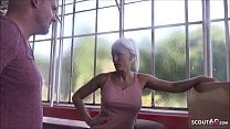 Deutsche Mutter Blanche geht heimlich fremd mit Jungspund und er spritzt rein German Mom