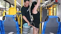 ABSURDO EM PUBLICO NO  Ocirc NIBUS homem da esfrega o pau na morena ate gozar na sua bunda e vestido ABSURDO EM PUBLICO NO  Ocirc NIBUS homem da esfrega o pau na morena ate gozar na sua bunda e vestido