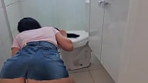 DE QUATRO COM MINI SAIA GAROTA LIMPA O CH Atilde O CALCINHA ATOLADA NA BUNDA APARECE