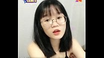Em g aacute i đeo k iacute nh xinh xắn live stream tr ecirc n Uplive