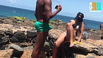 Corno me ligou enquanto eu fodia sua esposinha na praia e ele assistiu por v iacute deo chamada   Hotwife fudendo com neg atilde o dotado realizador baiano em p uacute blico e o Cuckold assistindo de longe   amador