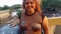 Mary esposa cadelona fazendo exibicionismo com camisa transparente em local p uacute blico as tetas totalmente vis iacute veis