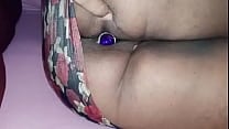 Esposa xerecuda deitada no sof aacute  usando plug anal Esposa xerecuda deitada no sof aacute  usando plug anal
