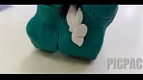 Pollazo se encuentra con dinosauria cachindisima y le parte el culo hasta correrse en la mesa de arte Pollazo se encuentra con dinosauria cachindisima y le parte el culo hasta correrse en la mesa de arte