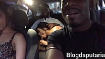 Casal inventa de foder dentro do carro do casal porra loka e acabo dando merda Casal inventa de foder dentro do carro do casal porra loka e acabo dando merda