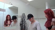 Un technicien vicieux se tape une bombasse trans dans la salle de bains Un technicien vicieux se tape une bombasse trans dans la salle de bains
