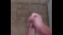 Punheta no chuveiro da academia c gozada