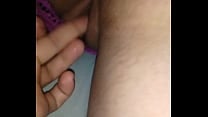 Le corro la tanga de lado y le meto los dedos a mi novia
