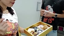 hoy dia de la mujer le llevo detalle a mi madrastra y ella en agradecimiento se desnuda me baja el pantal oacute n se mete mi pene en su boca y lo empieza a mamar no aguante y la penetre duro hoy dia de la mujer le llevo detalle a mi madrastra y ella en agradecimiento se desnuda me baja el pantal oacute n se mete mi pene en su boca y lo empieza a mamar no aguante y la penetre duro