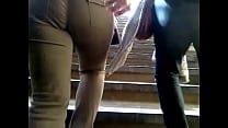 Culazo de madura subiendo escaleras     Mature ass in ladders