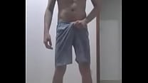 Super Homem carente masturba seu caralho duro enquanto espera a Mulher Maravilha