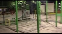 enano convence a una chica cachonda de ir  a un rastrojo en la oscuridad para que le de una mamada y follar los dos enano convence a una chica cachonda de ir  a un rastrojo en la oscuridad para que le de una mamada y follar los dos