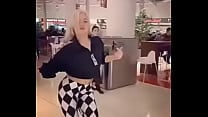 preciosa rubia bailando en el centro comercial