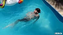 Garota safada brincando na piscina Candy Crush Brasil