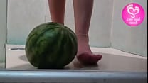Footplay amassando melancia com os p eacute s Lovecockcrusch