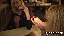 2 secretaires au bureau gangbang et partouze lesbienne au sauna