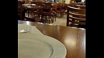 Mostrando os peitos no restaurante