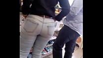 Me coquetea con sus nalgas Que viejonon