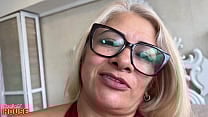 Coroa casada traindo o marido corno com dois machos Coroa casada traindo o marido corno com dois machos