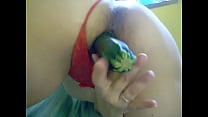 empinada y penetrandose con un gran pepino