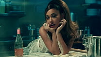 ariana grande haciendo una sexy posicion