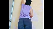 Clienta nos ayuda a levantar pintura de la pared y le grabo las nalgas mientras lo hace Clienta nos ayuda a levantar pintura de la pared y le grabo las nalgas mientras lo hace
